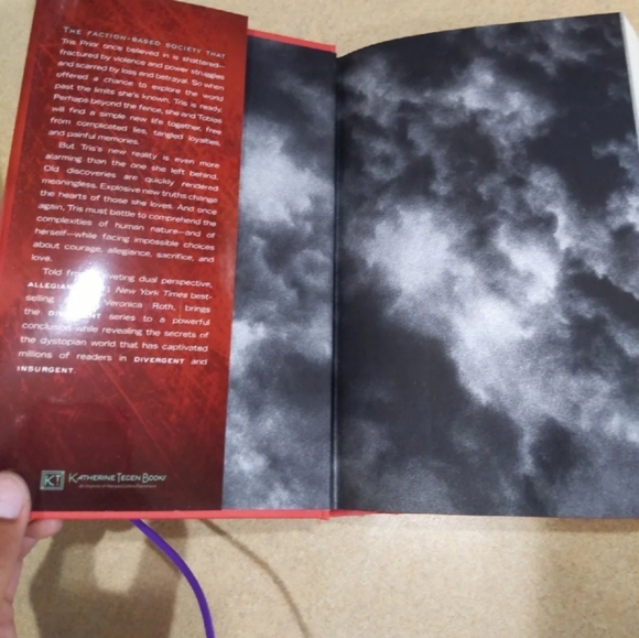 Brand New allegiant book and bonus - Picture 3 of 9